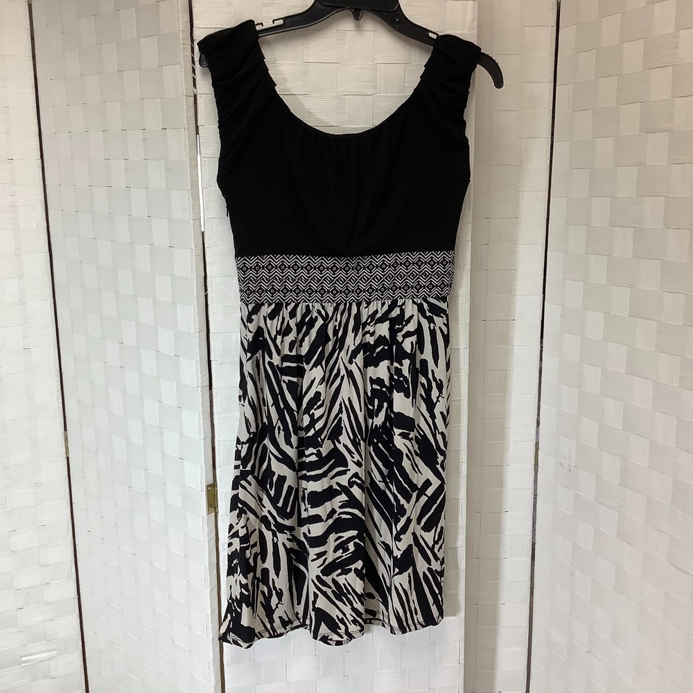 max and cleo sleevless black, white mini dress size 2